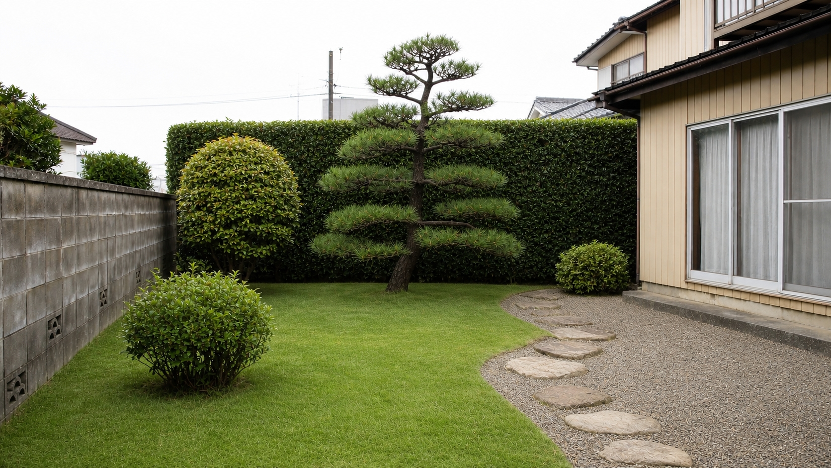 剪定と片づけが終わり、枝の山が残っていない庭